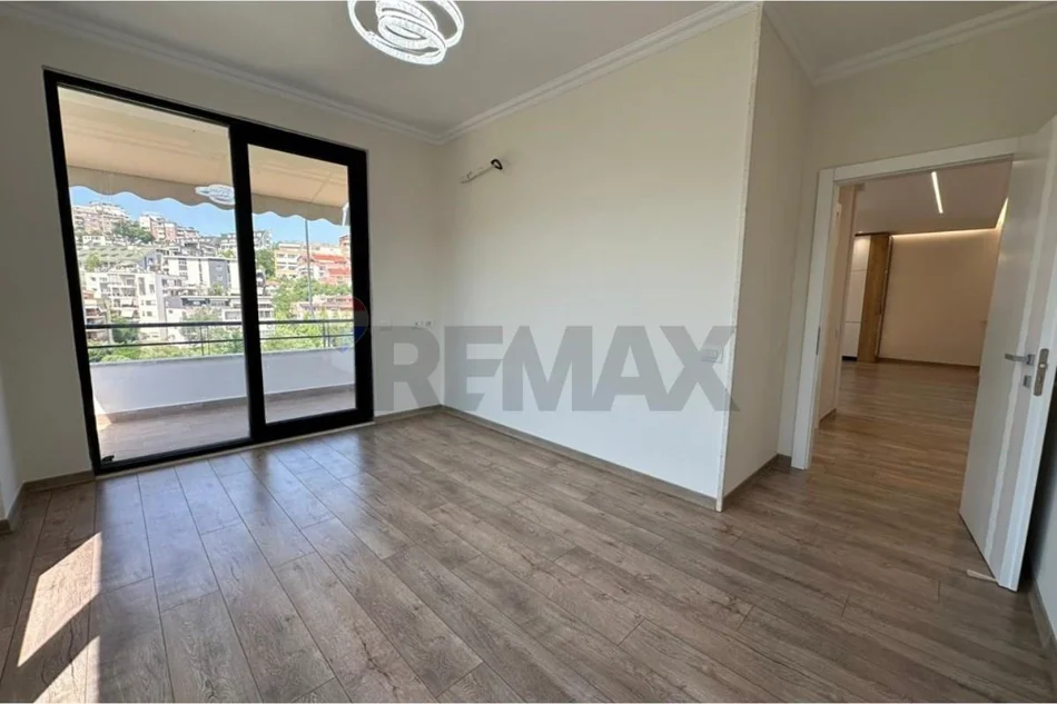 Tirane, shitet apartament 2+1+Ballkon Kati 4, 107 m² 27.300.000 € (Rruga Hamdi Garunja)