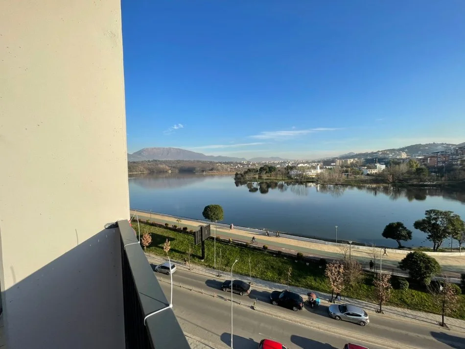 Tirane, shitet apartament 3+1+Ballkon Kati 4, (liqeni artificial Lake View)