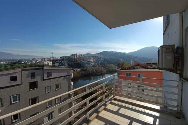 Tirane, jepet me qera apartament 2+1 Kati 4, 89 m² 600 Euro (Liqeni i Thate)