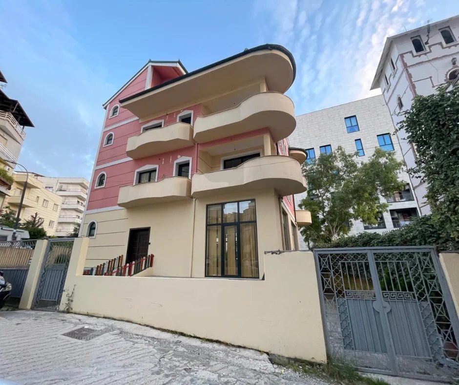 Tirane, shitet Vile Vile 3 Katshe , 570 m² 1.000.000 € (Liqeni i Thatë)