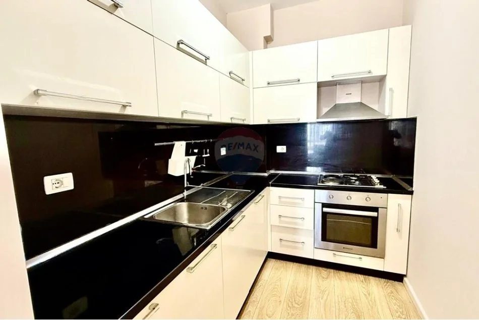 Tirane, jepet me qera apartament 2+1+Ballkon Kati 5, 115 m² 700 € (liqeni thate)