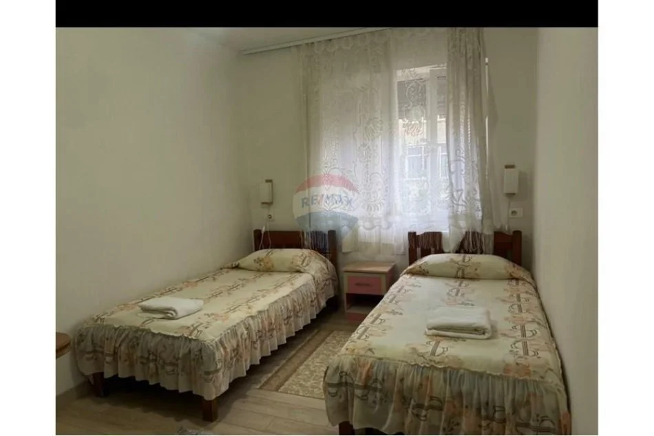 Tirane, jepet me qera apartament 3+1+Ballkon Kati 3, 100 m² 800 € 