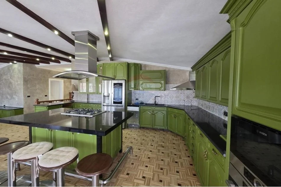 Tirane, jepet me qera apartament+verande | Penthouse Kati 7, 330 m² 2.500 € (Liqeni i Tiranes)