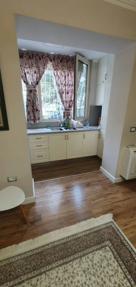 Jepet Shtepi  me qera, per  Banim ne Pallat Egzistues 2+1