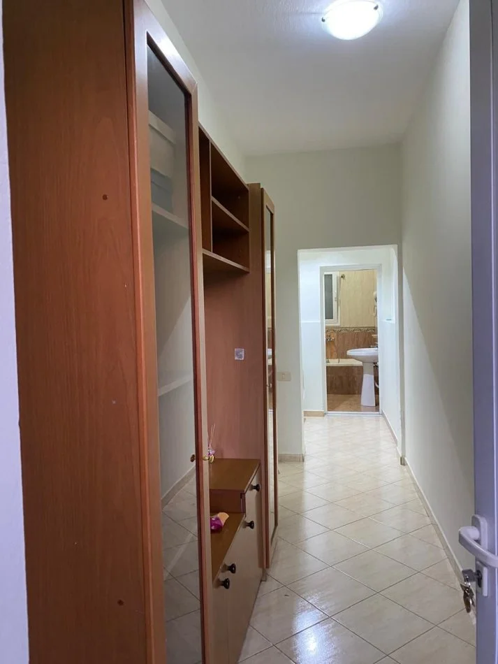 Tirane, jepet me qera Vile 1+1 Kati 1, 65 m² 370 € (jordan misja,prane universitetit Beder)