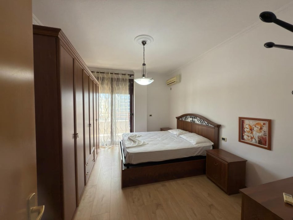 Tirane, jepet me qera apartament 2+1+Ballkon Kati 8, 145 m² 800 € (Blloku)