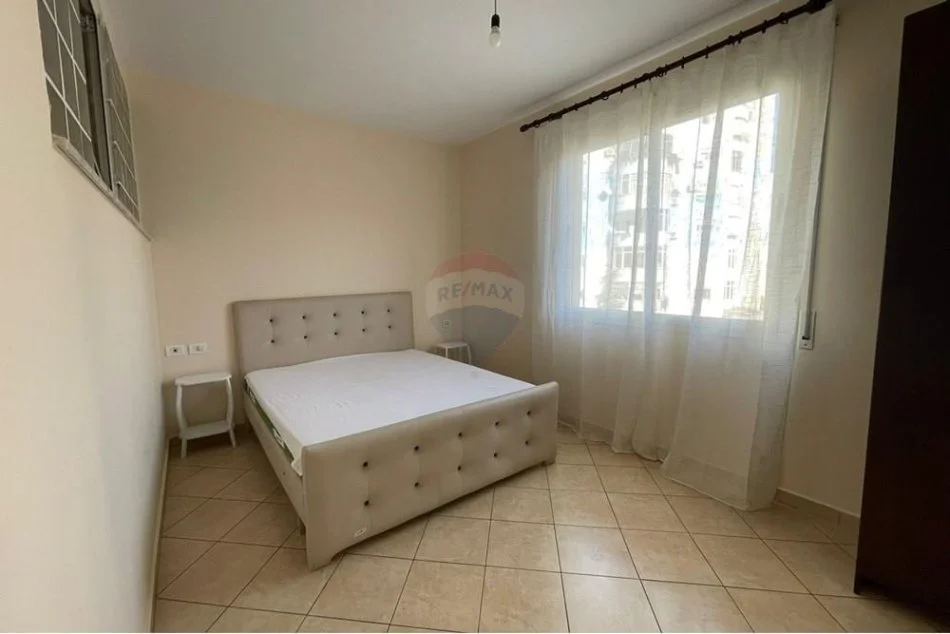 Tirane, jepet me qera apartament 2+1+Ballkon Kati 3, 98 m² 600 € 