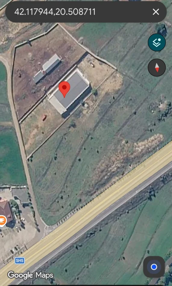 SHITET / JEPET ME QERA – Godinë/Kapanon/Ndertese Industriale, Kukës – Pranë Kufirit me Kosovën  1.140 m² sipërfaqe ndërtimi (lartësi 6 m) mbi 4.000 m²