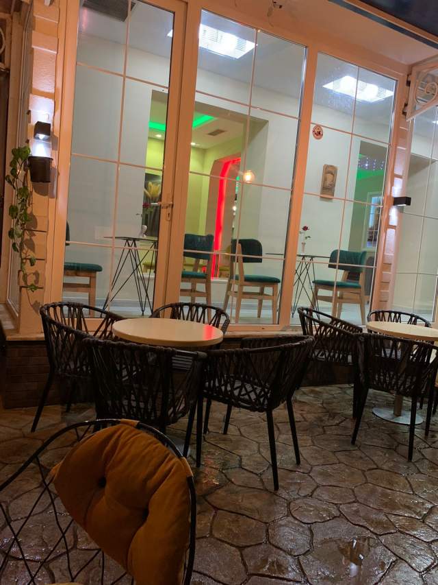 Tirane, jepet me qera bar-kafe Kati 0, 600 Euro (Bulevardi Bajram Curri)