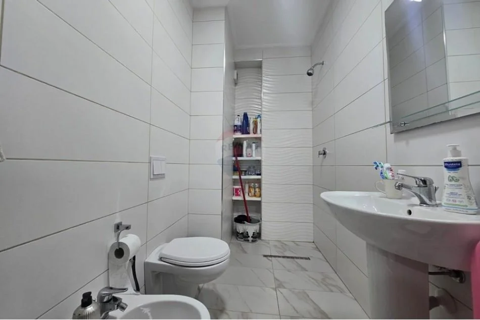Tirane, jepet me qera apartament 2+1+Ballkon , 85 m² 600 € (5 Maji)