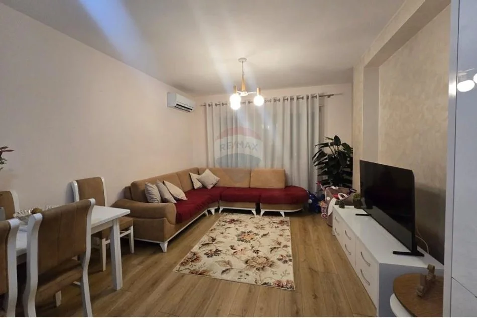 Tirane, jepet me qera apartament 2+1+Ballkon , 85 m² 600 € (5 Maji)