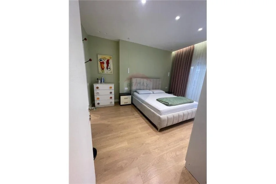 Tirane, jepet me qera apartament 2+1+Aneks+Ballkon Kati 1, 100 m² 800 € (Vila Gold)