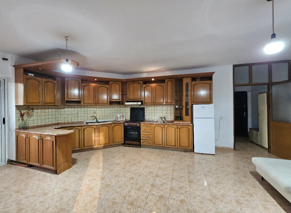 Tirane, jepet me qera apartament 2+1 Laprake