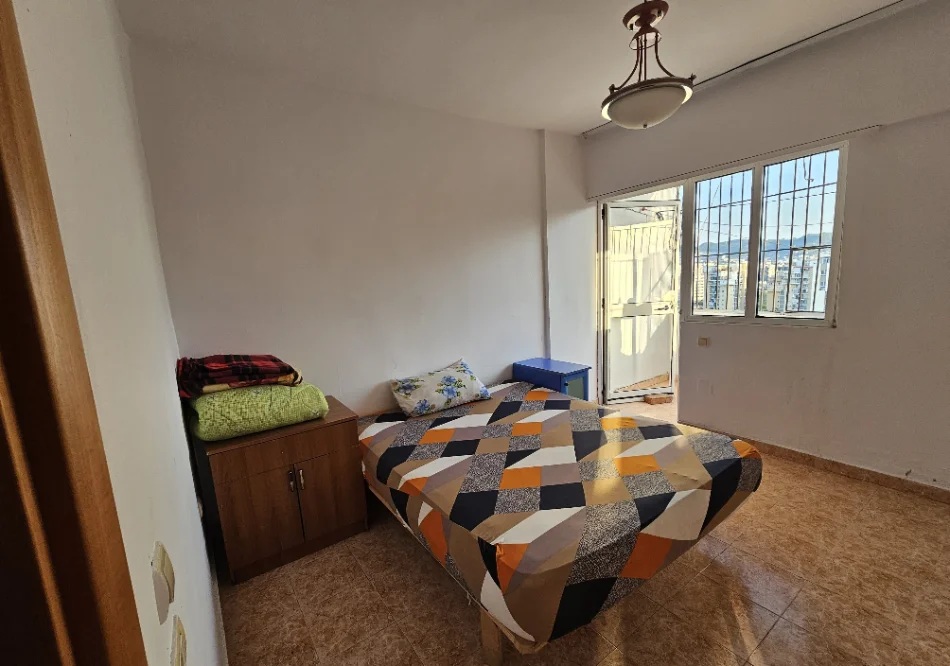 Tirane, jepet me qera apartament 2+1 Laprake