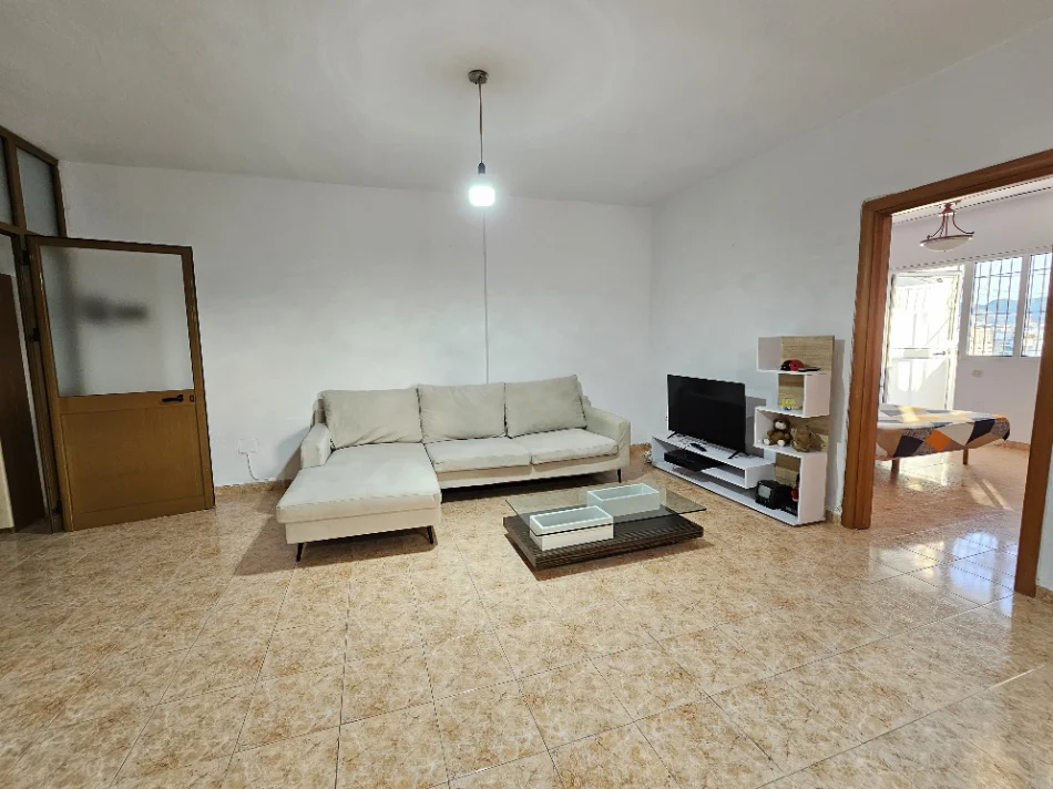 Tirane, jepet me qera apartament 2+1 Laprake