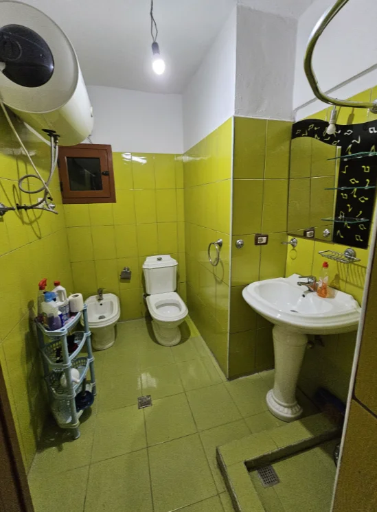 Tirane, jepet me qera apartament 2+1 Laprake