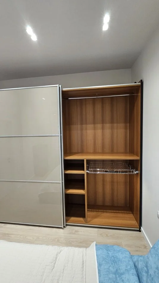 Tirane, jepet me qera apartament 3+1+Ballkon Kati 2, 118 m² 1.200 € (RRUGA PETI)