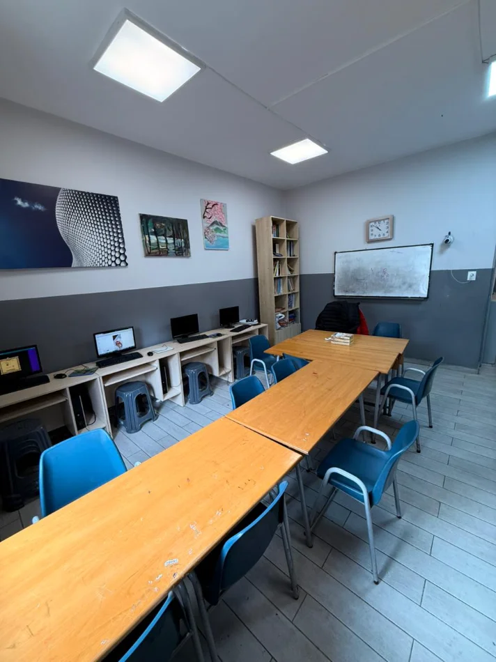 Tirane, jepet me qera ambjent biznesi Kati 3, 100 m² 850 € (Sami Frasheri)