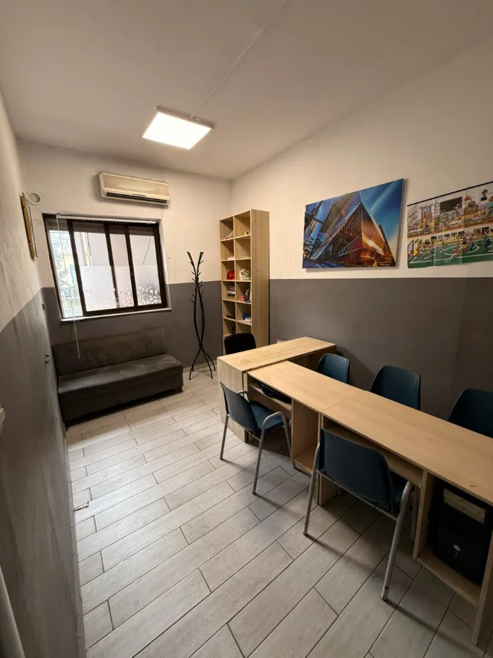 Tirane, jepet me qera ambjent biznesi Kati 3, 100 m² 850 € (Sami Frasheri)