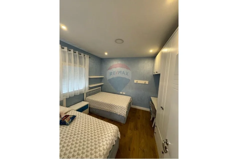 Shitet apartament 3+1 (papafingo) ne Fresk