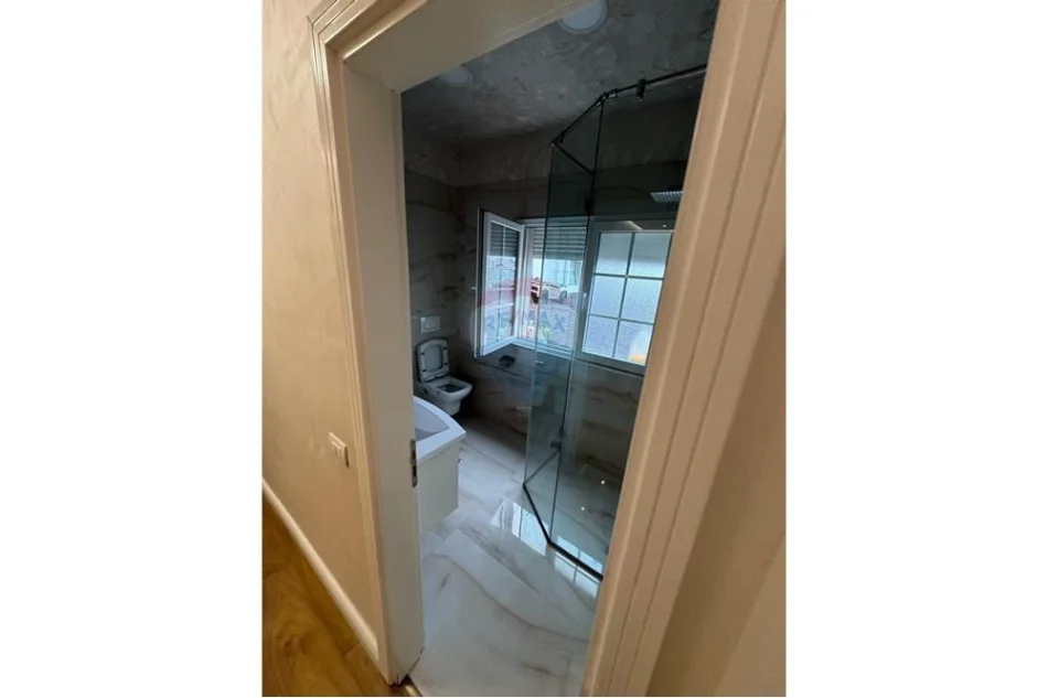 Shitet apartament 3+1 (papafingo) ne Fresk