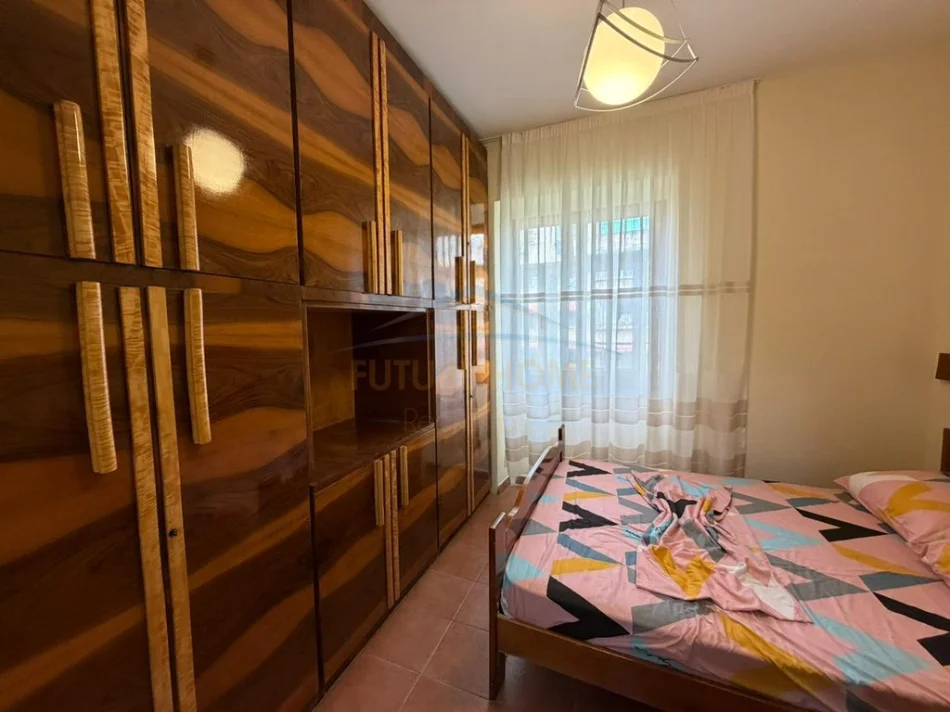 Tirane, jepet me qera apartament 1+1 Kati 2, 48 m² 550 € (Prane Gjimnazi Petro Nini Luarasi)