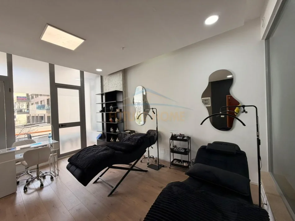 Tirane, jepet me qera ambjent biznesi Kati 2, 31 m² 500 € (Prane Gjimnazit Petro Nini Luarasi)