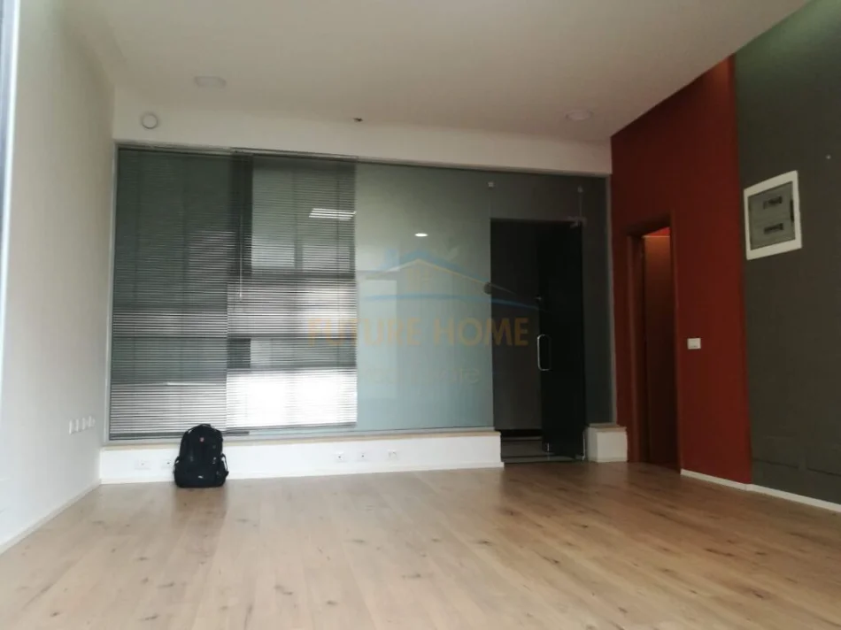 Tirane, jepet me qera ambjent biznesi Kati 2, 31 m² 500 € (Prane Gjimnazit Petro Nini Luarasi)
