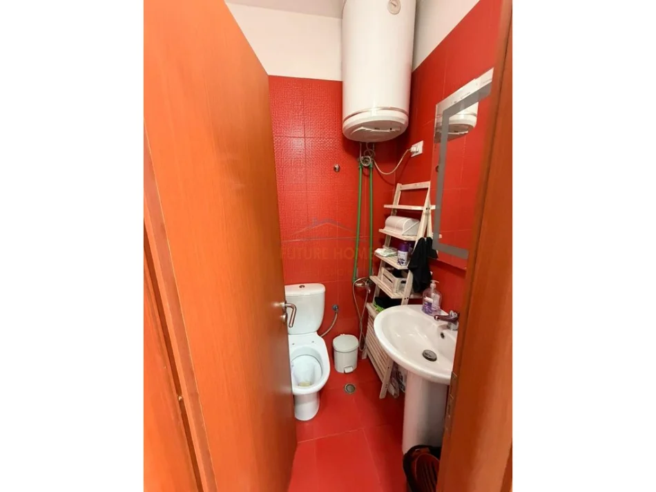 Tirane, jepet me qera ambjent biznesi Kati 2, 31 m² 500 € (Prane Gjimnazit Petro Nini Luarasi)