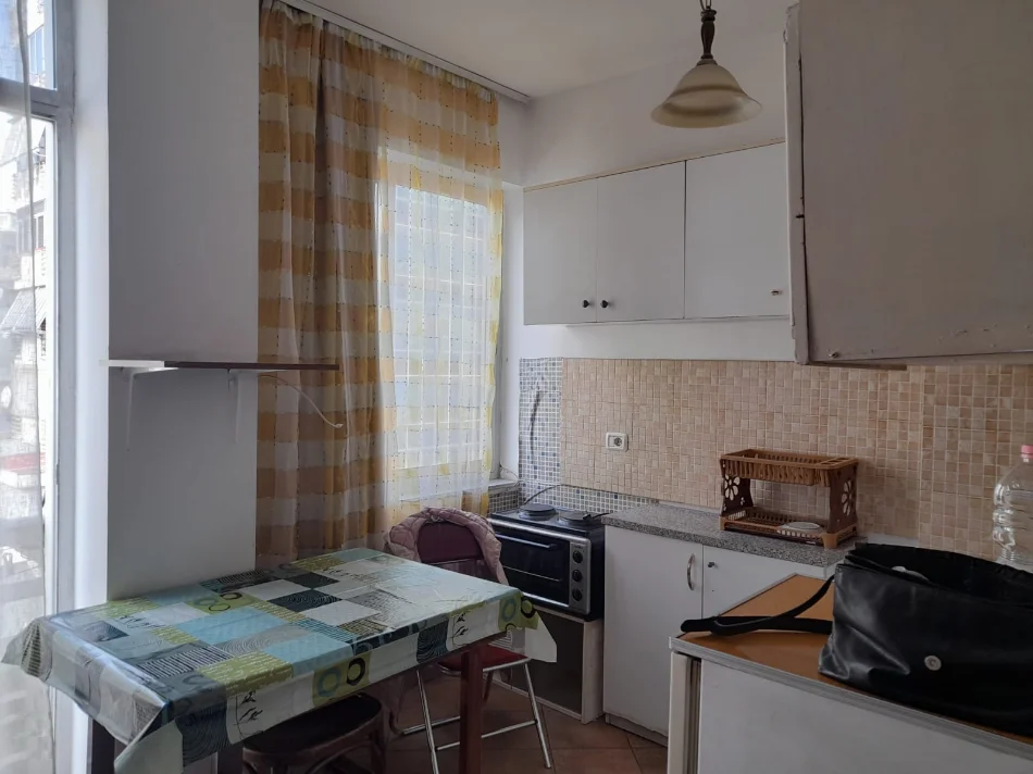 Tirane, jepet me qera garsonier 1+1+Ballkon Kati 4, 28 m² 300 € (tek tregu elektrik Tirane.)