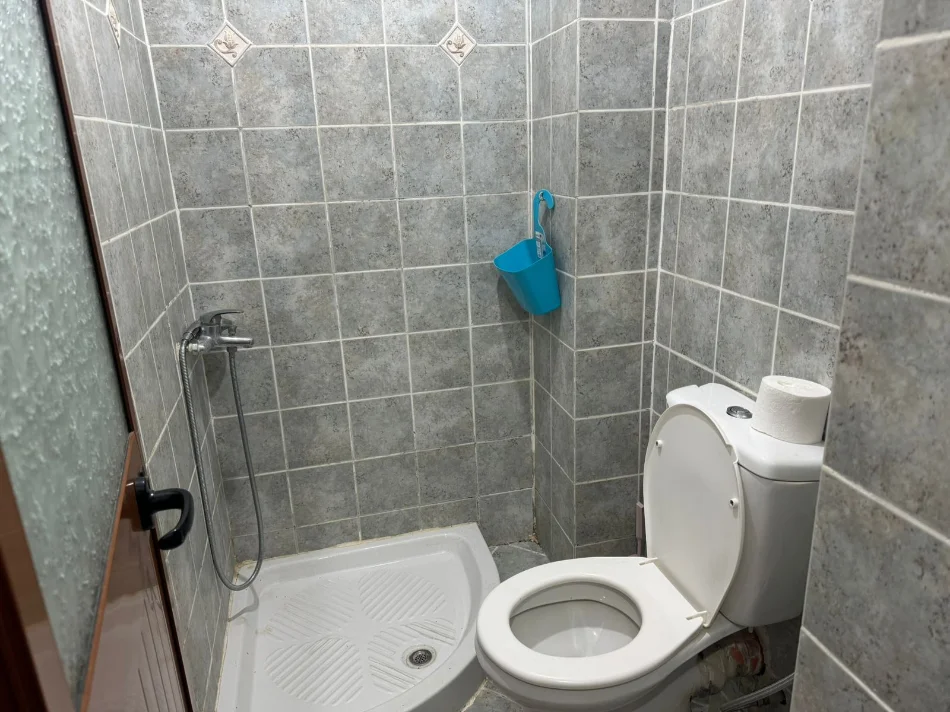 Tirane, jepet me qera garsonier 1+1+Ballkon Kati 4, 28 m² 300 € (tek tregu elektrik Tirane.)