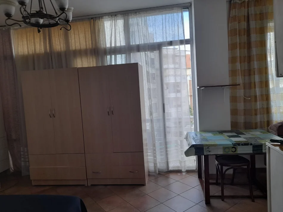 Tirane, jepet me qera garsonier 1+1 Kati 4, 27 m² 300 € (tek tregu elektrik Tirane)