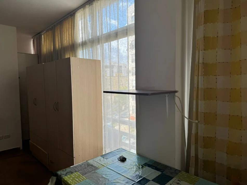 Tirane, jepet me qera garsonier 1+1+Ballkon Kati 4, 28 m² 300 € (tek tregu elektrik Tirane.)