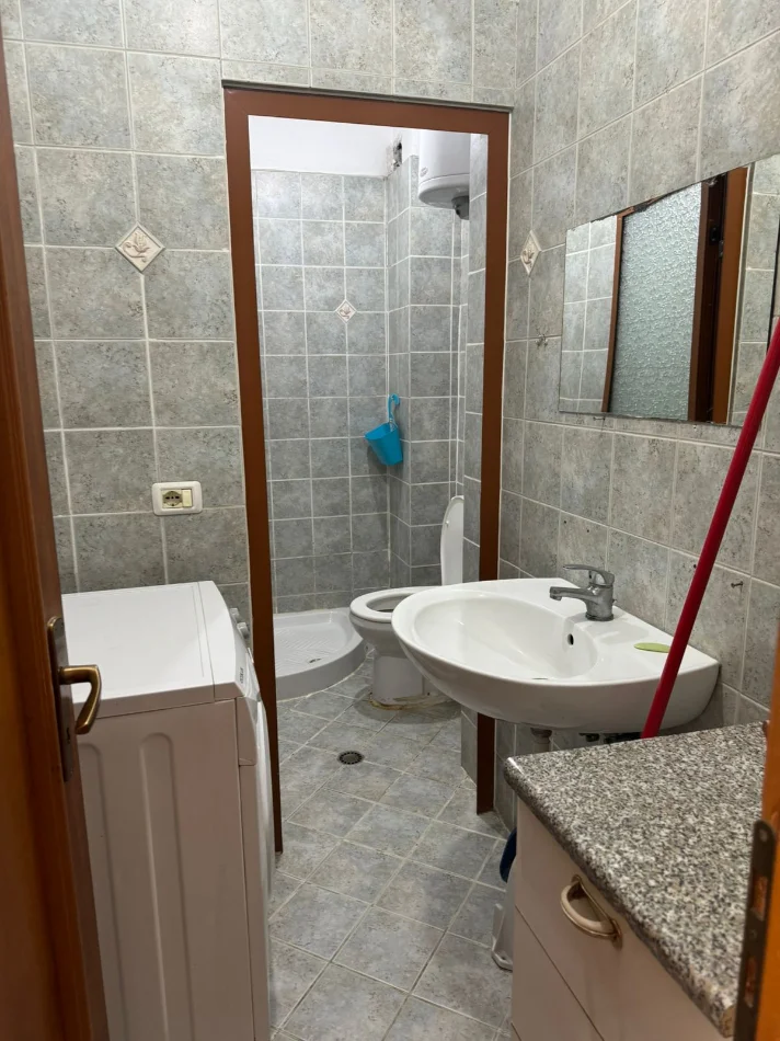 Tirane, jepet me qera garsonier 1+1+Ballkon Kati 4, 28 m² 300 € (tek tregu elektrik Tirane.)