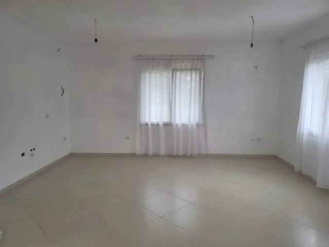 Tirane, jepet me qera Vile Kati 0, 107 m² 500 Euro (Lunder)
