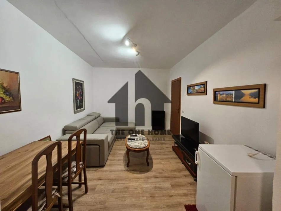 Tirane, jepet me qera apartament 1+1+Ballkon Kati 3, 70 m² 520€ (Myslym shyre)