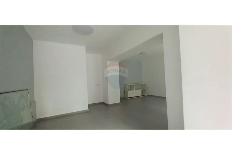 Tirane, shitet dyqan Kati 0, 36 m² 90.000 € (Myslym Shyri, Shallvaret)