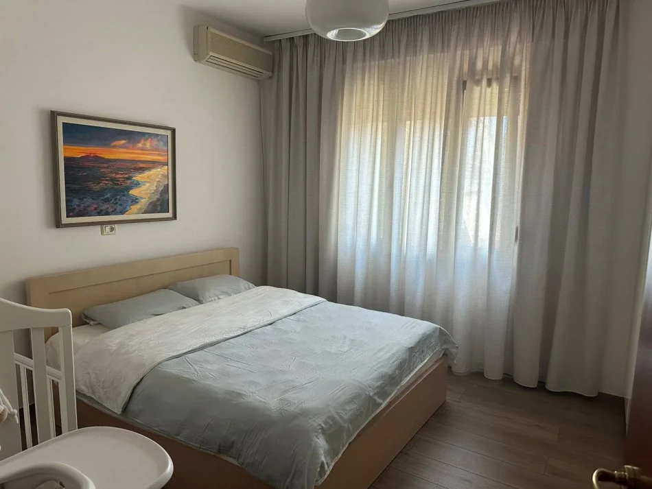 Tirane, jap me qera apartament 2+1+Ballkon Kati 4, 72 m² 750 € (Rruga Myslym Shyri)
