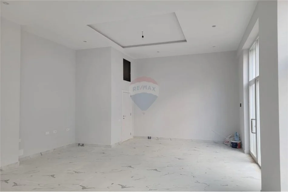 Tirane, jepet me qera ambjent biznesi Kati 0, 80 m² 800 € (Rruga e Dafinave)