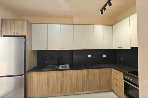 Tirane, jepet me qera apartament 1+1+Ballkon Kati 3, 74 m² 550 € (Rruga e Dibres)