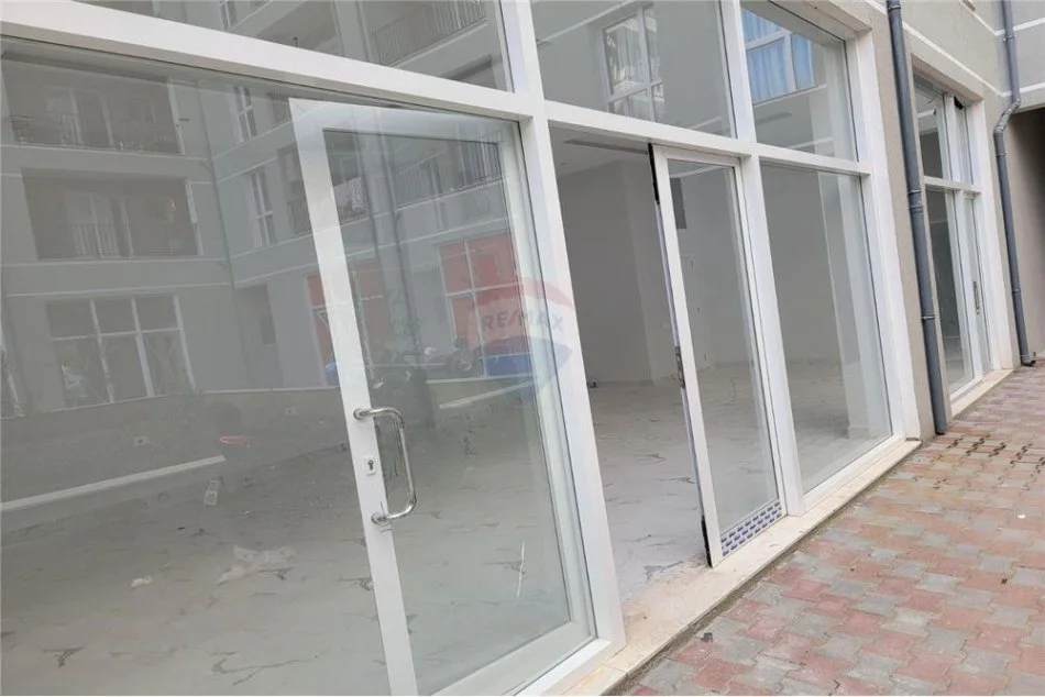Tirane, jepet me qera ambjent biznesi Kati 0, 80 m² 800 € (Rruga e Dafinave)