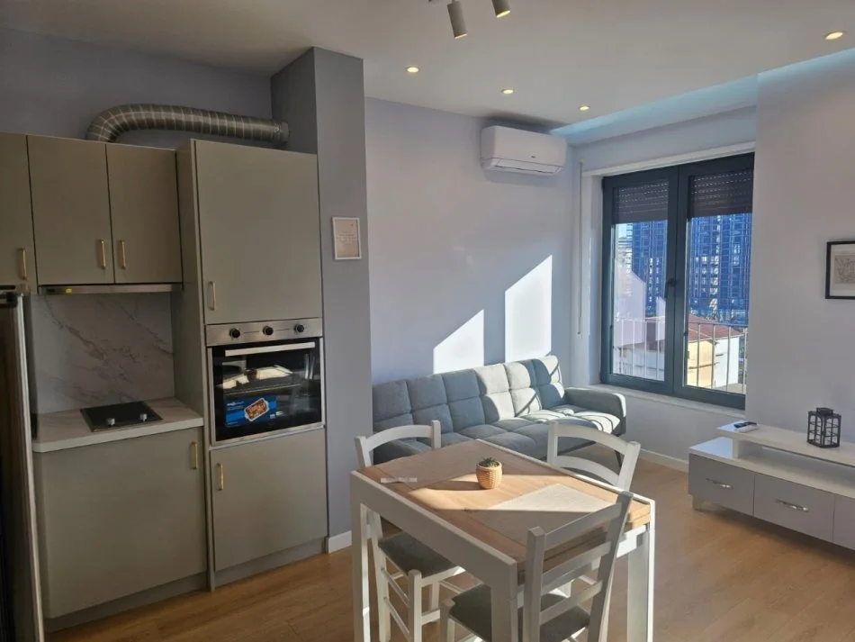 Tirane, jepet me qera apartament 1+1 Kati 7, 58 m² 500 € (QENDER)