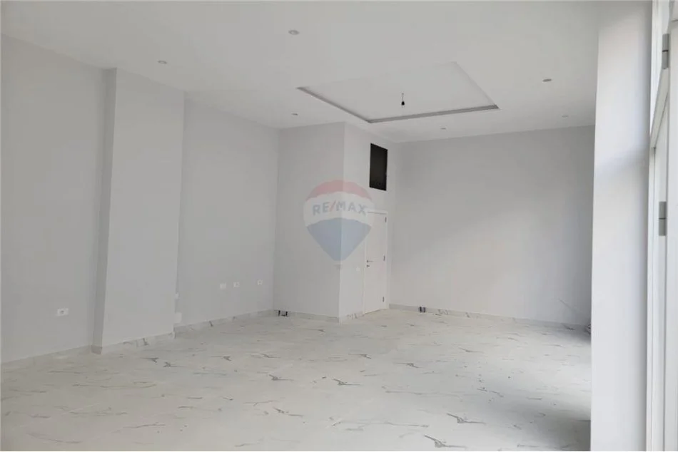 Tirane, jepet me qera ambjent biznesi Kati 0, 80 m² 800 € (Rruga e Dafinave)