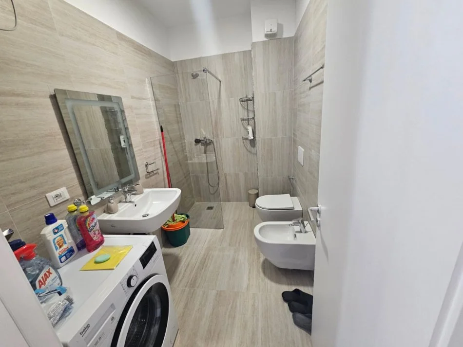 Tirane, jepet me qera apartament 1+1 Kati 7, 58 m² 500 € (QENDER)