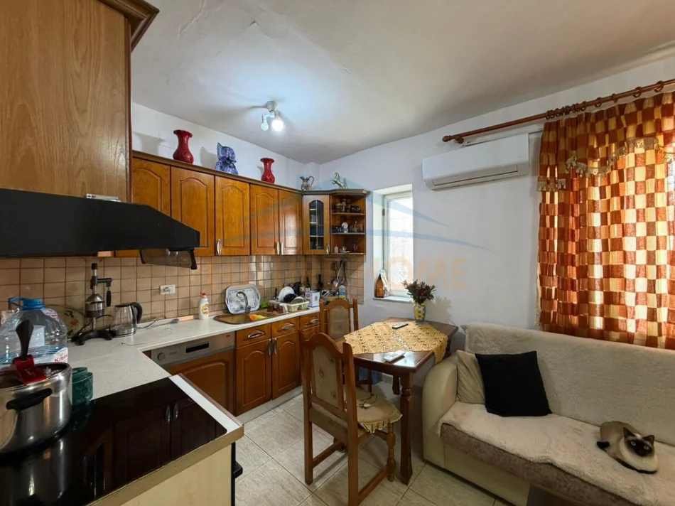 Tirane, shitet apartament 2+1+AMBIENT BIZNESI , Kati 1, 98 m² 250.000 € (RRUGA KONGRESI I MANASTIRIT)