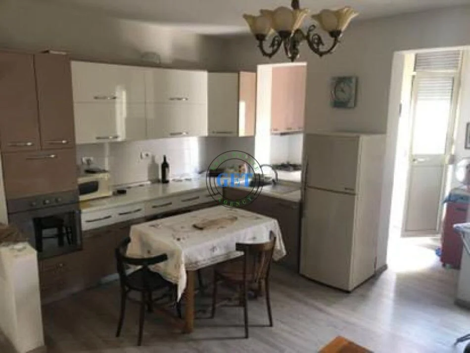 Durres, jepet me qera apartament 1+1 , 70 m² 320 € (Prane shkolles Marie Kaculini)