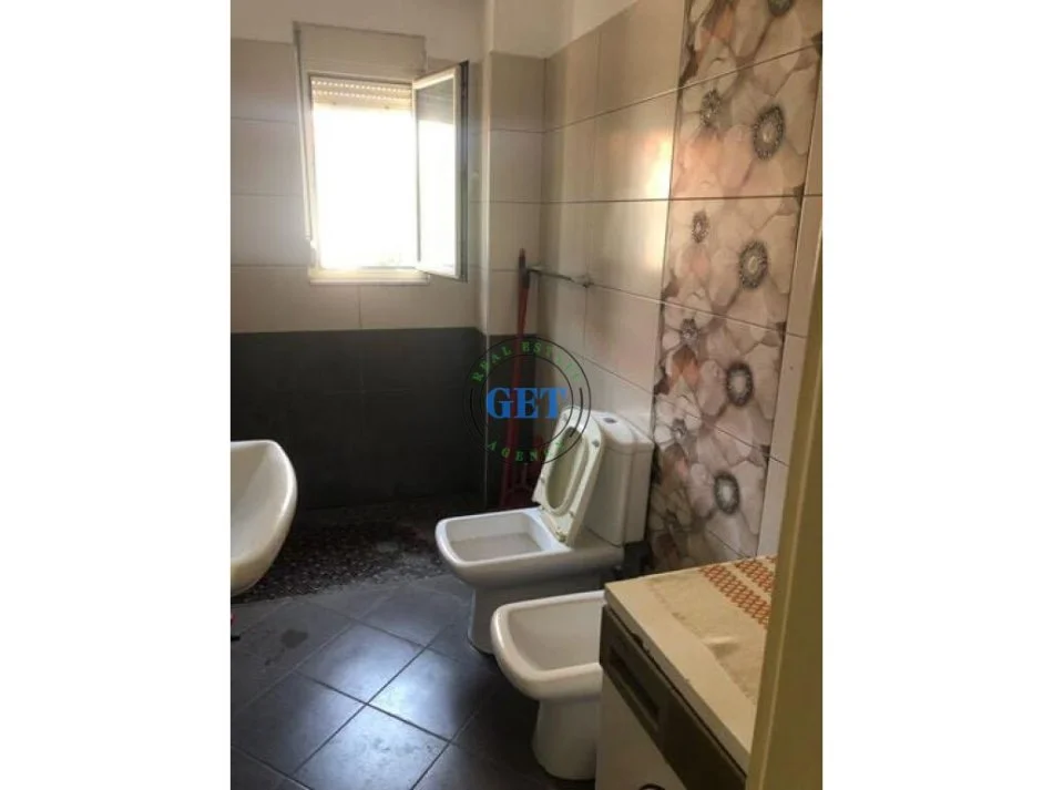 Durres, jepet me qera apartament 1+1 , 70 m² 320 € (Prane shkolles Marie Kaculini)