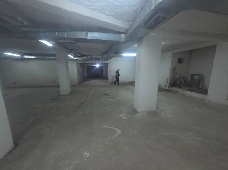 Shqiperi, jap me qera magazine Kati -1, 350 m² 2.100 € (Rruga Hoxhe Vokrri)