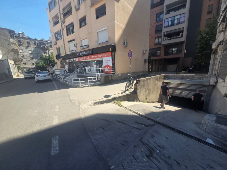 Shqiperi, jap me qera magazine Kati -1, 350 m² 2.100 € (Rruga Hoxhe Vokrri)