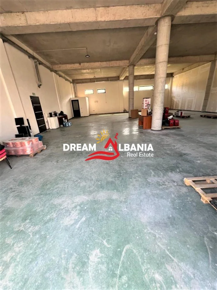 Tirane, jepet me qera magazine Kati 0, 200 m² 1.000 € (Ne Zonen e Kombinatit, prane Primavera Casa)